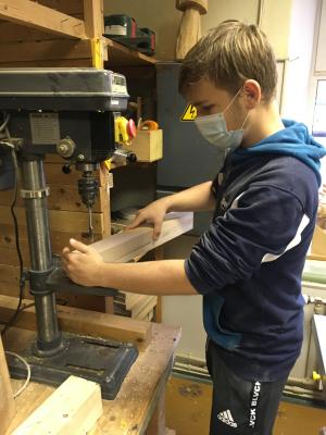 Spēles laukuma plaknēs tika izurbti atbilstoši caurumi